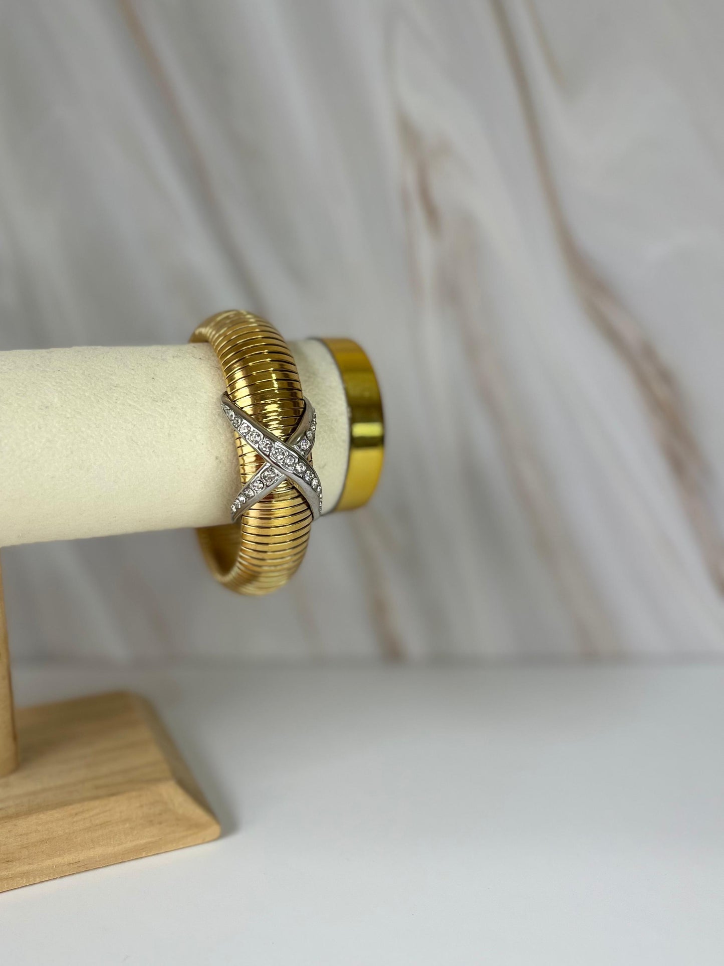 Brazalete dorado cruz plateada zirconia 12mm