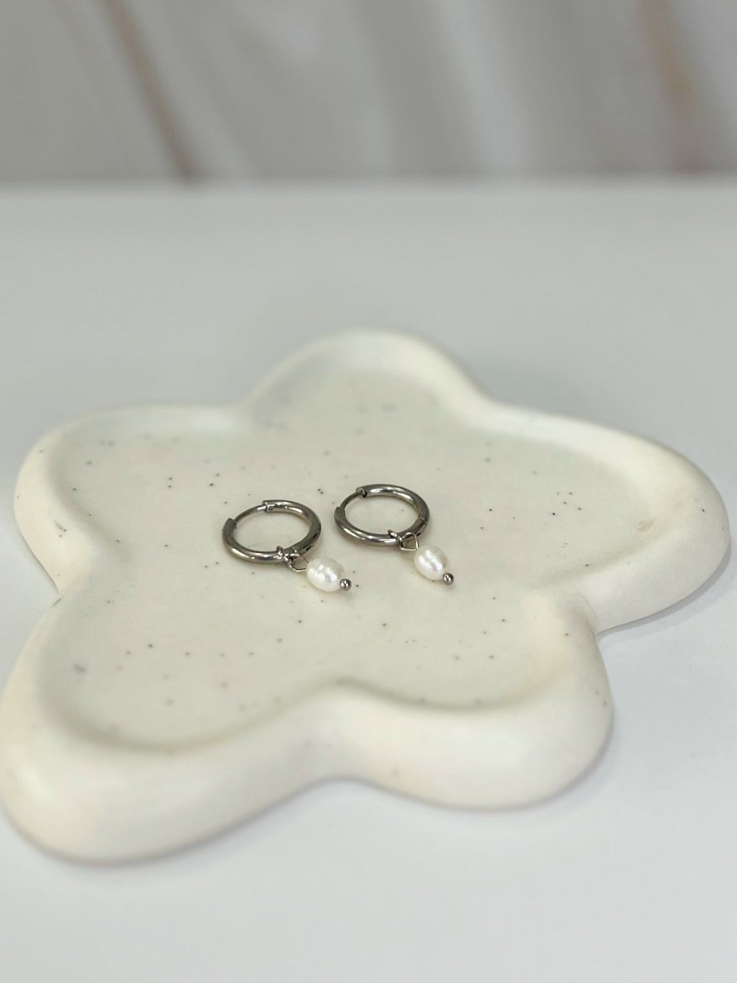 Aretes Hoops perla plateado