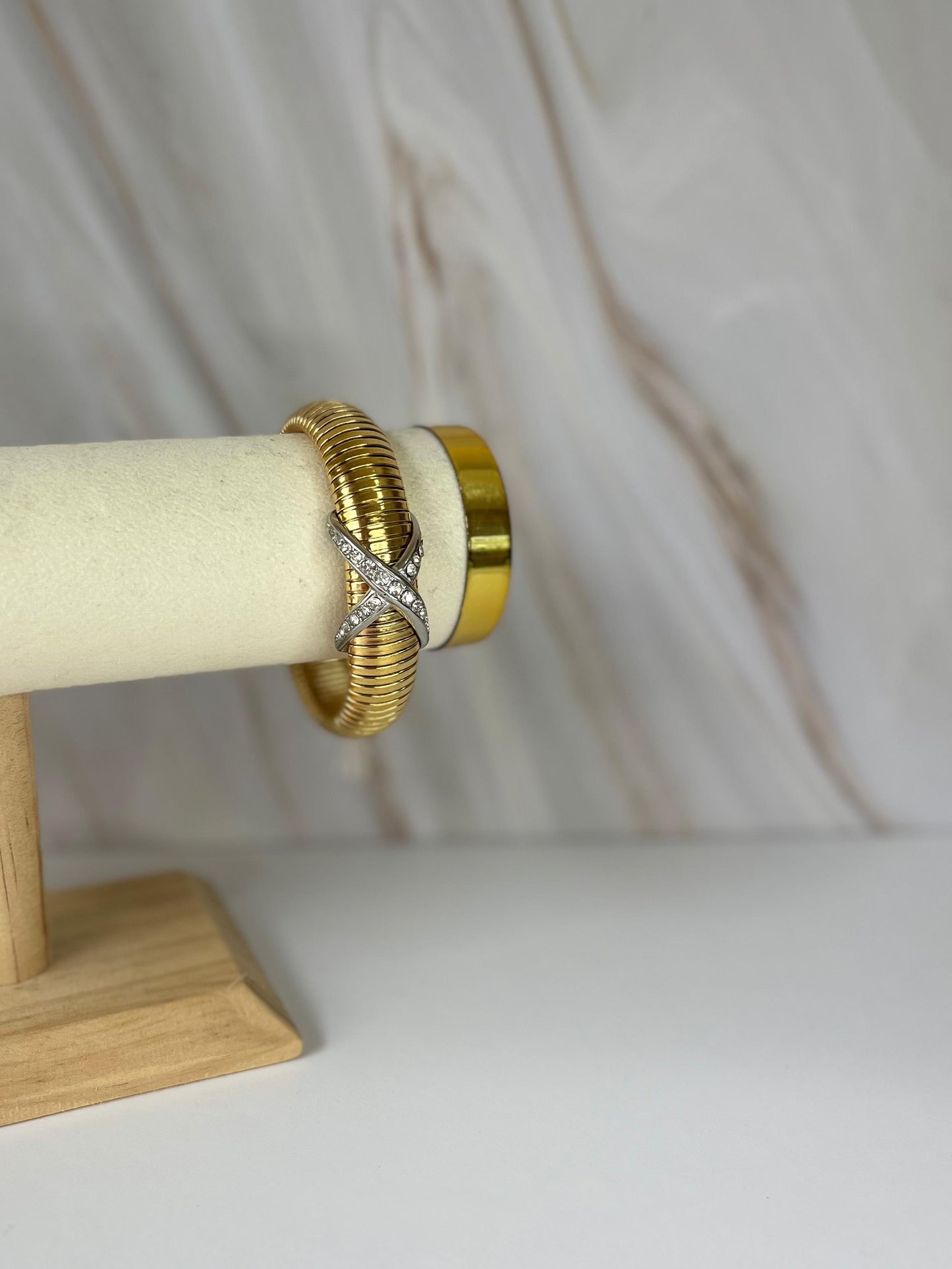 Brazalete dorado cruz plateada zirconia 10mm