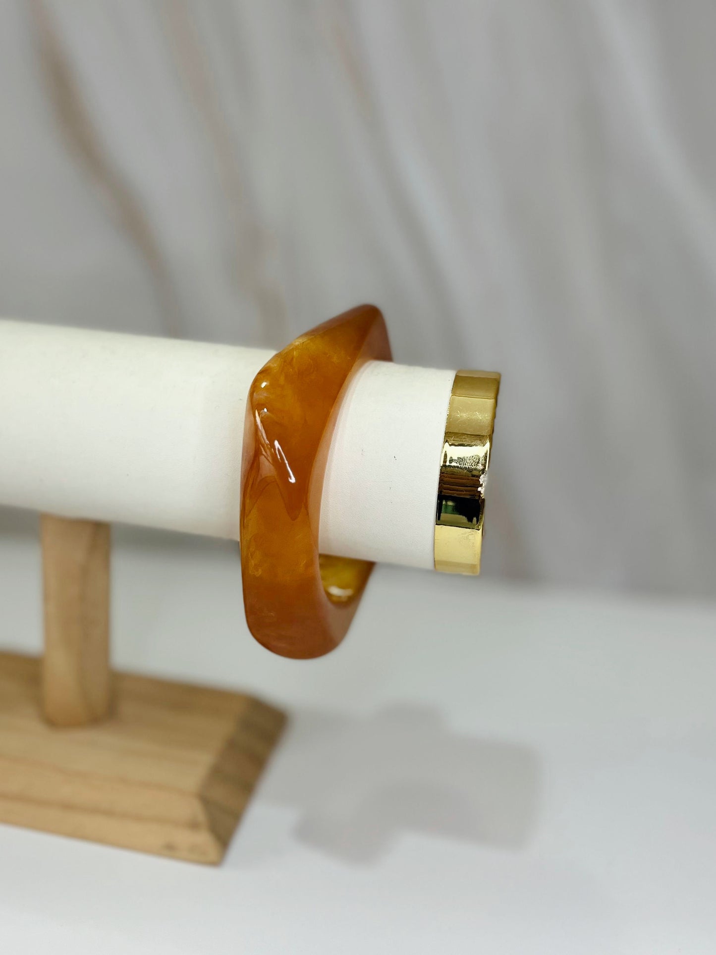 Pulsera café delgada