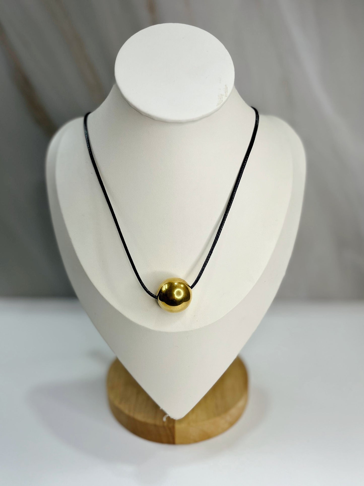 Collar hilo bola dorada