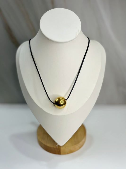 Collar hilo bola dorada