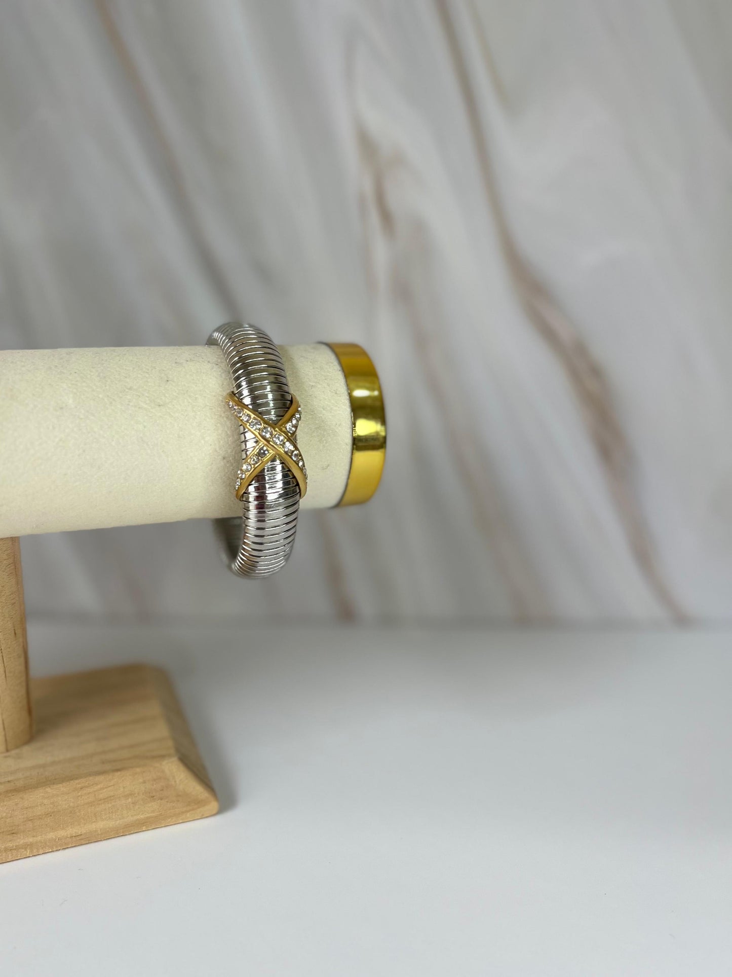 Brazalete plateado cruz dorada zirconia 10 mm