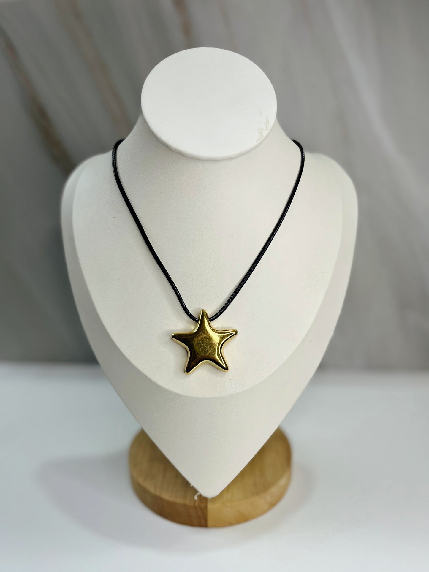 Collar hilo estrella dorada