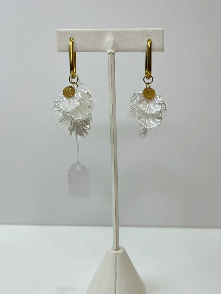 Aretes flor blanca colgante
