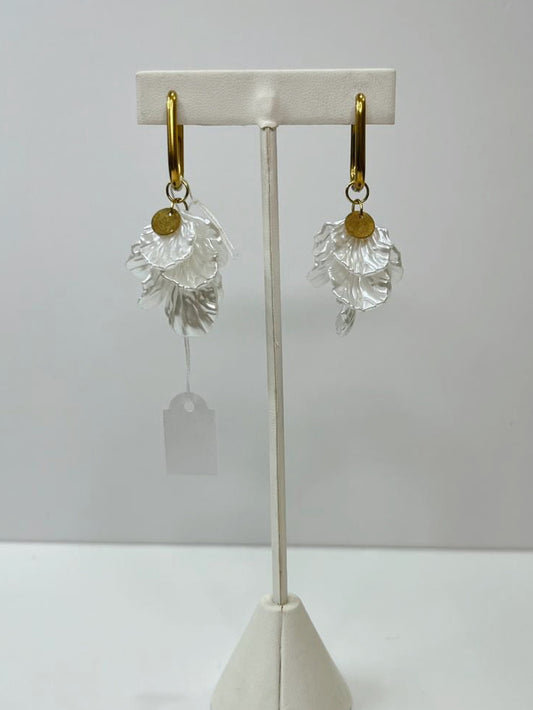Aretes flor blanca colgante