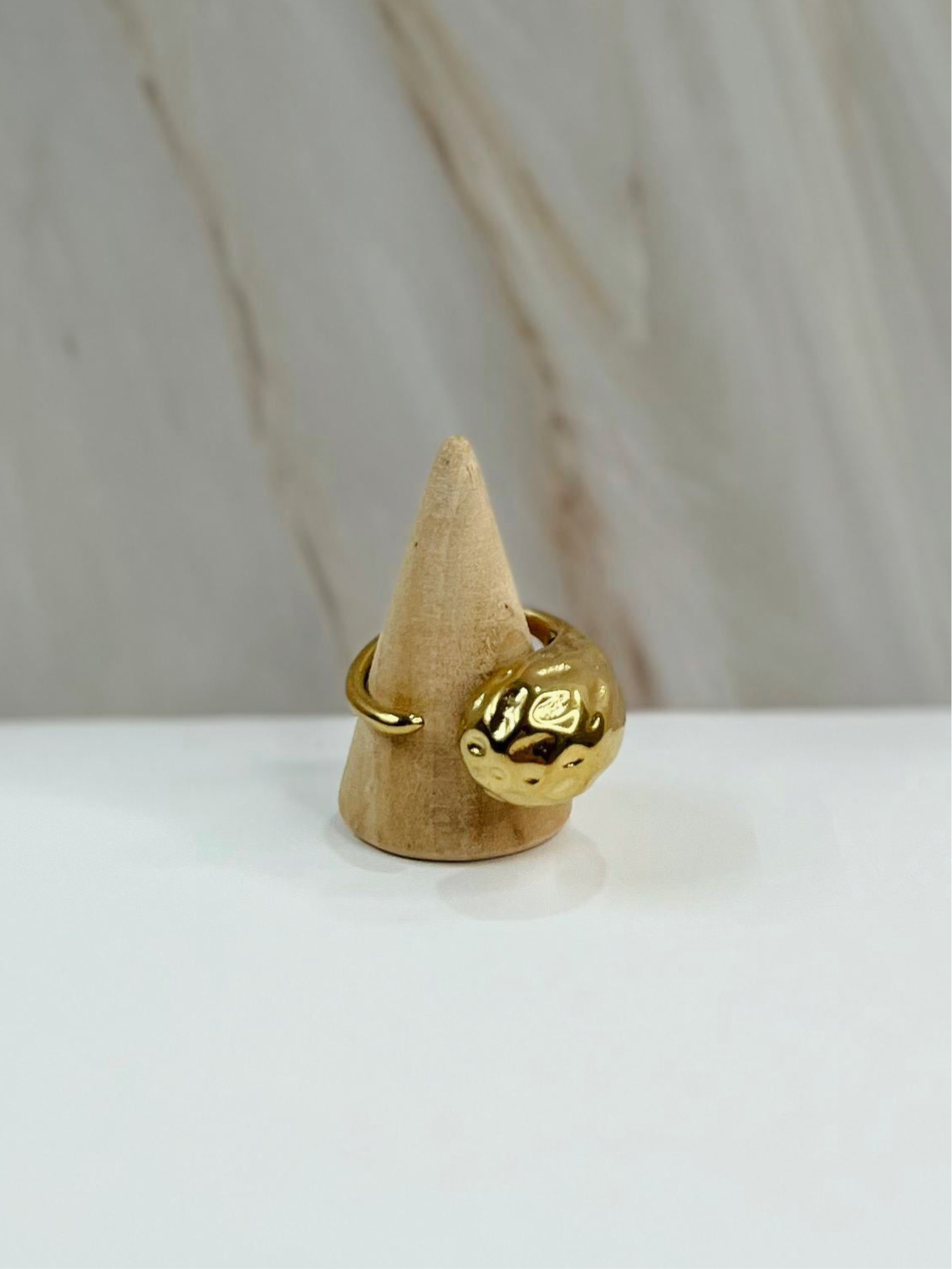 Anillo Lu dorado