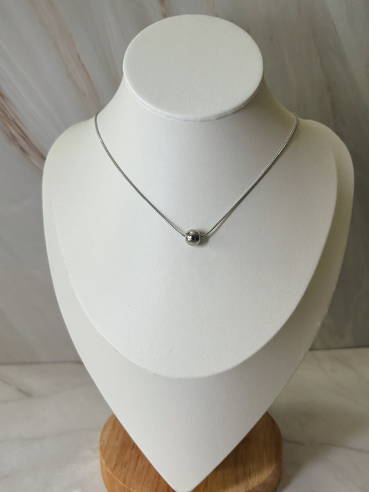 Collar bolita plateada