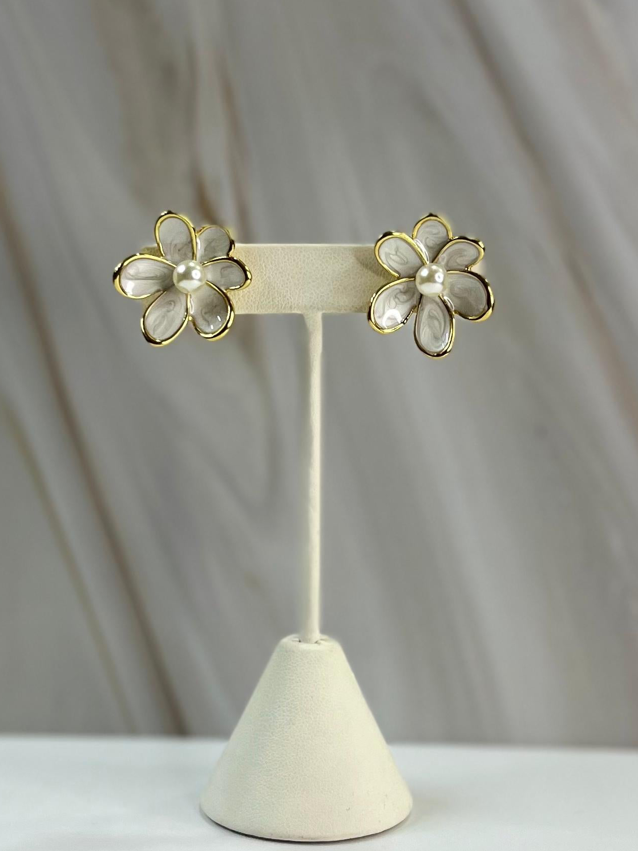 Aretes Flor blanca perla esm